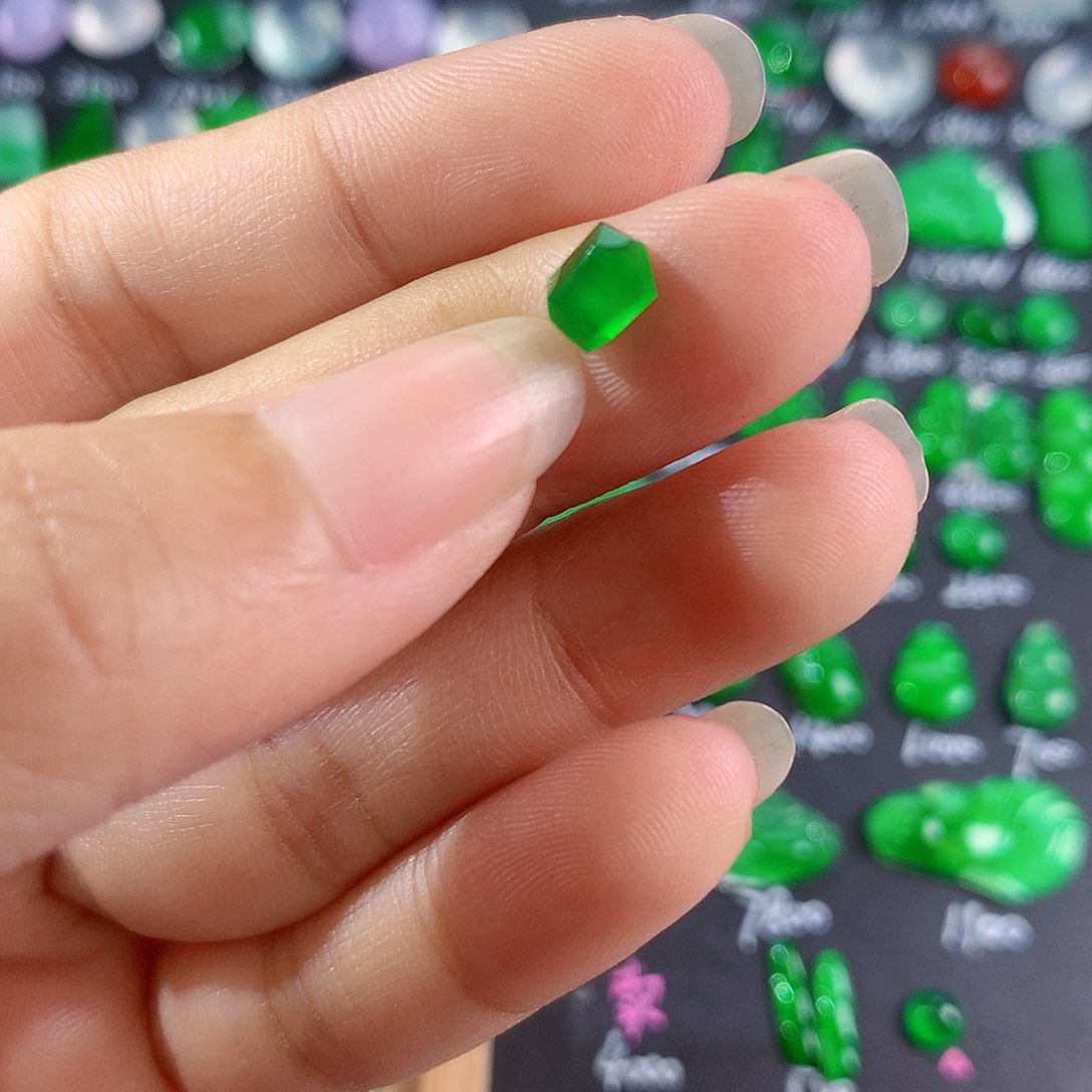 【闪购商品】翡翠颈饰未镶嵌绿切割