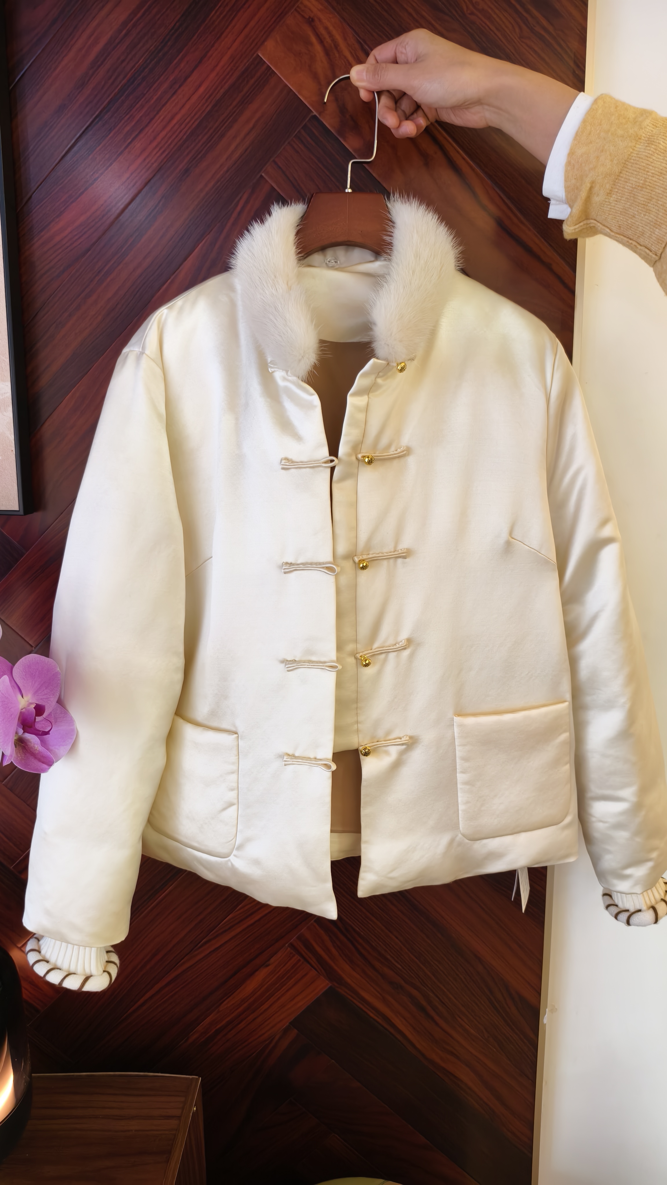 羽绒服：设计师款，貂毛翻领，可拆卸。保暖加厚短款鸭绒服女士