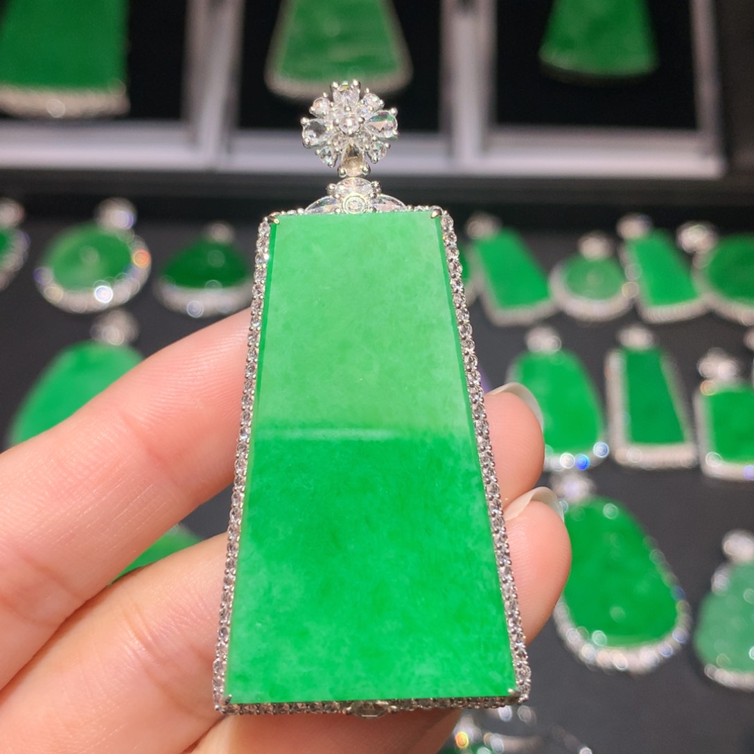 翡翠颈饰18K金镶嵌翡翠