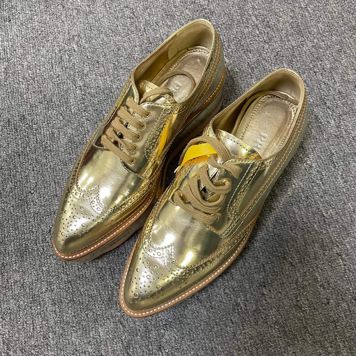 95新 Prada/普拉达 亮面简约休闲厚底鞋  38码/10300