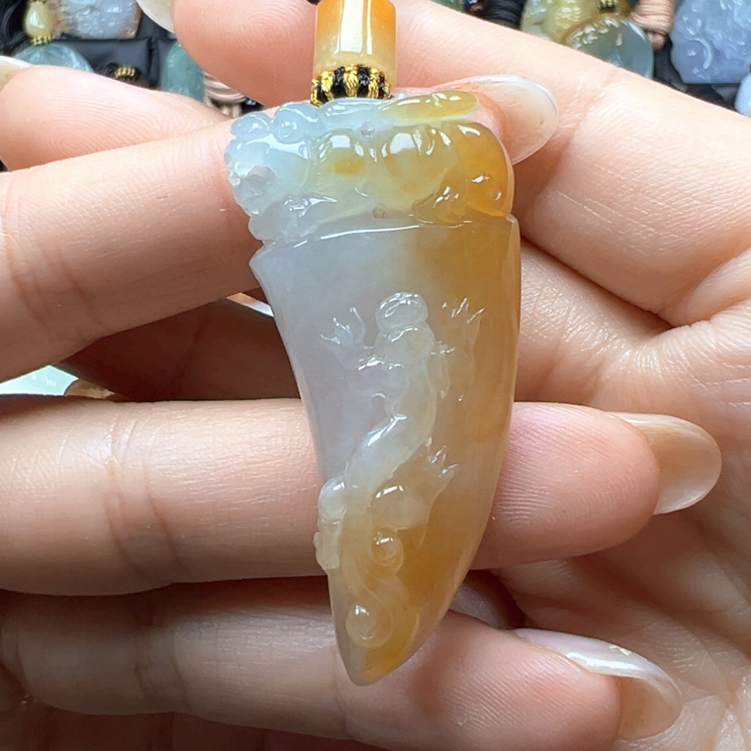 翡翠颈饰未镶嵌龙牙