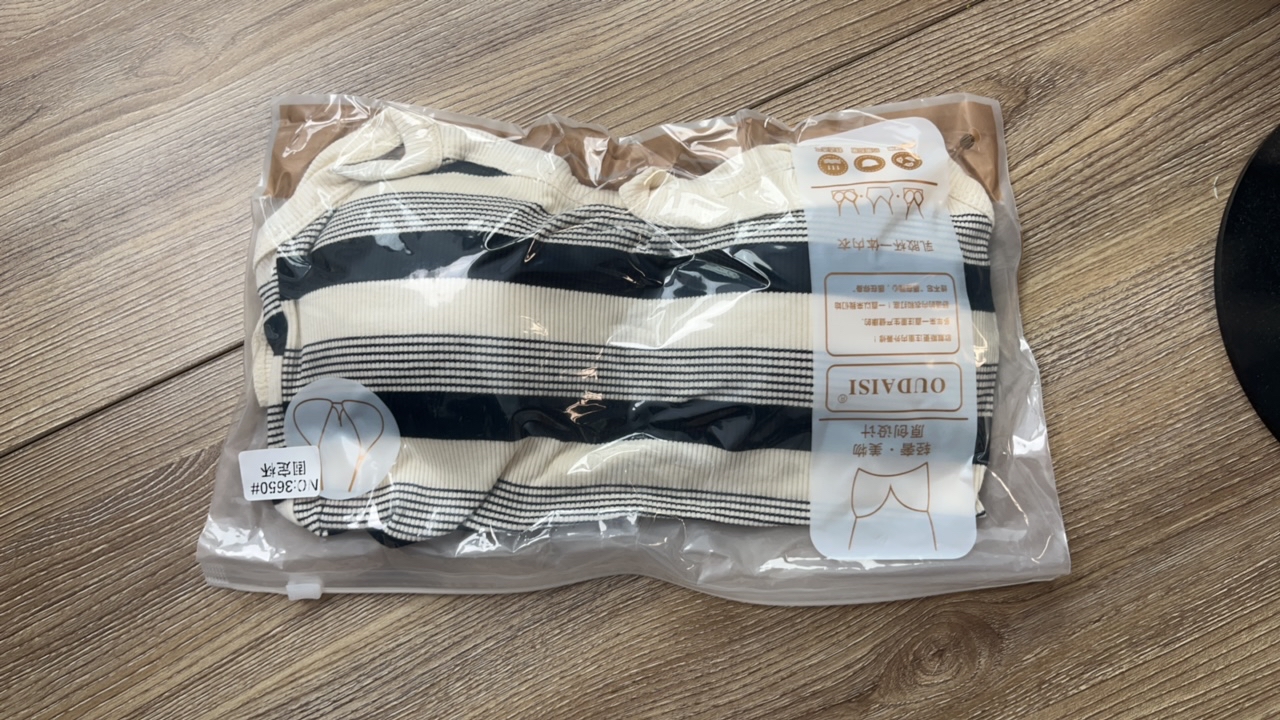 黑白条纹性感辣妹美背福福