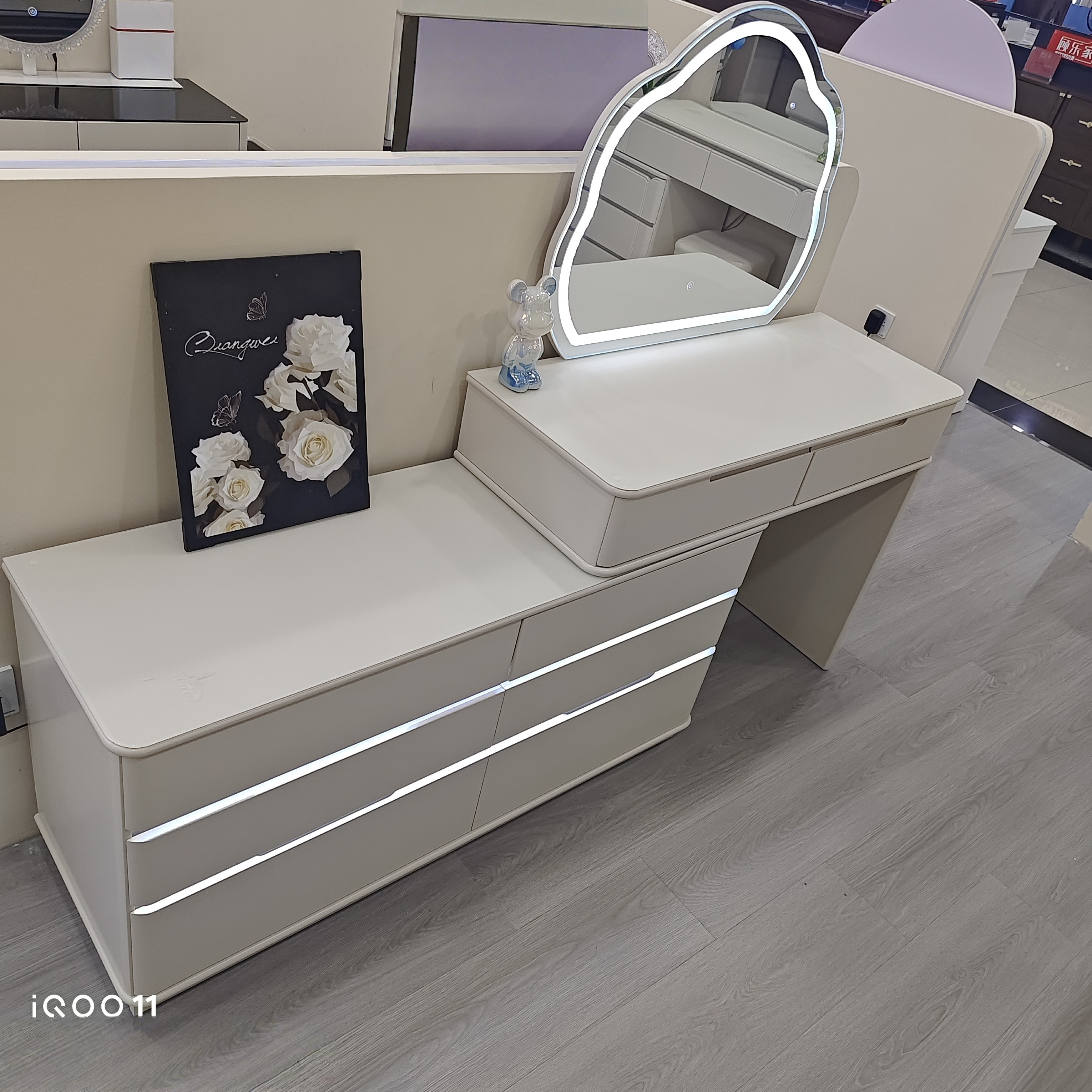 化妆桌简约现代2025新款轻奢高级小户型卧室烤漆梳妆台六斗柜一体