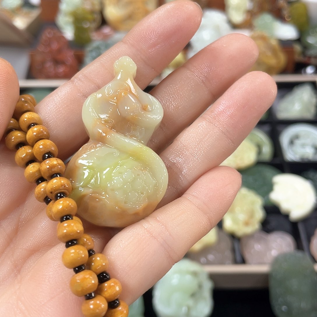 蛇纹石玉颈饰未镶嵌