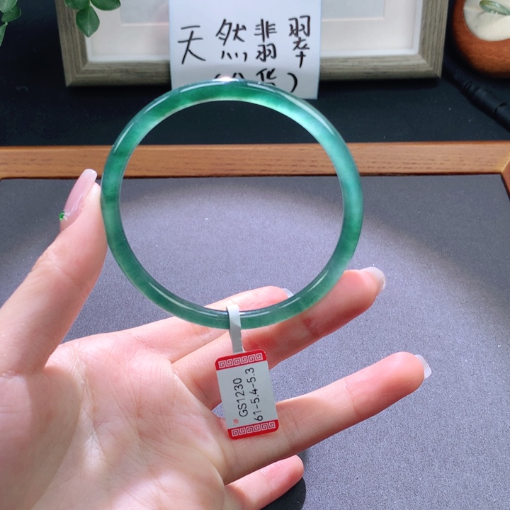翡翠手镯未镶嵌天然翡翠手镯