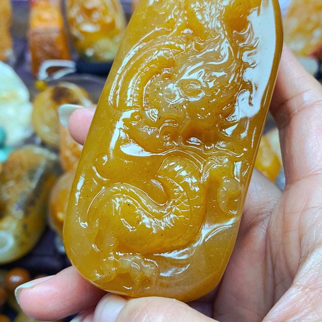 未镶嵌石英质玉（黄龙玉）颈饰