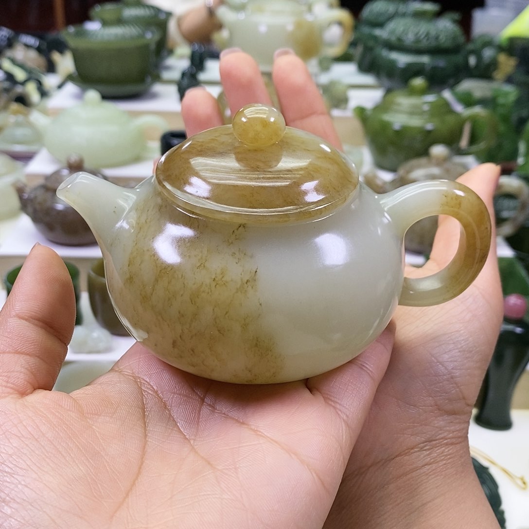 和田玉茶壶未镶嵌小**?