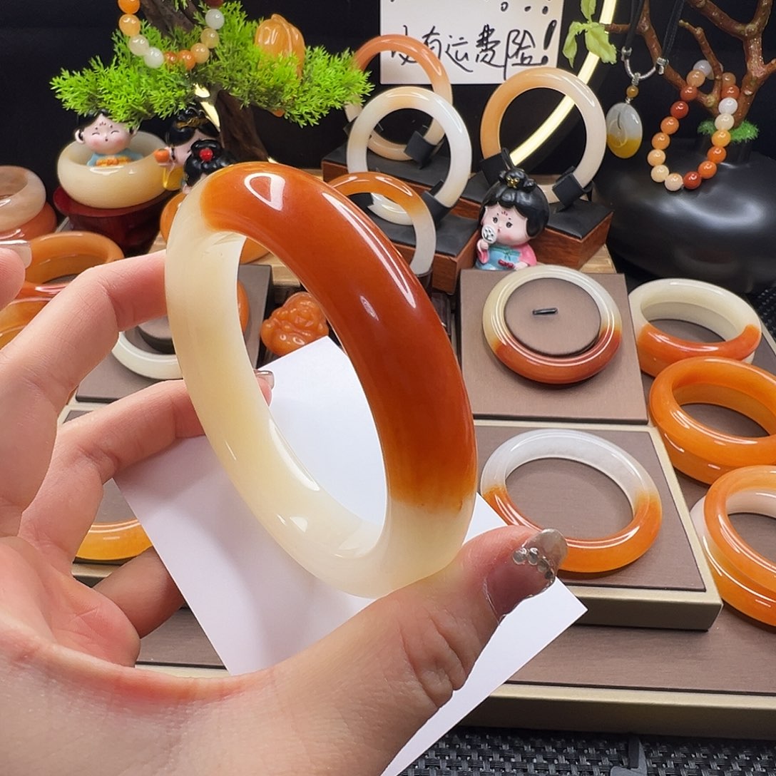 鑫***意石英质玉（黄龙玉）未镶嵌手镯65