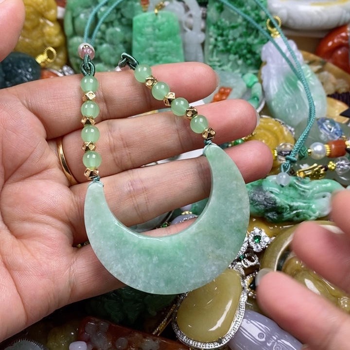 翡翠吊坠(赠链)未镶嵌