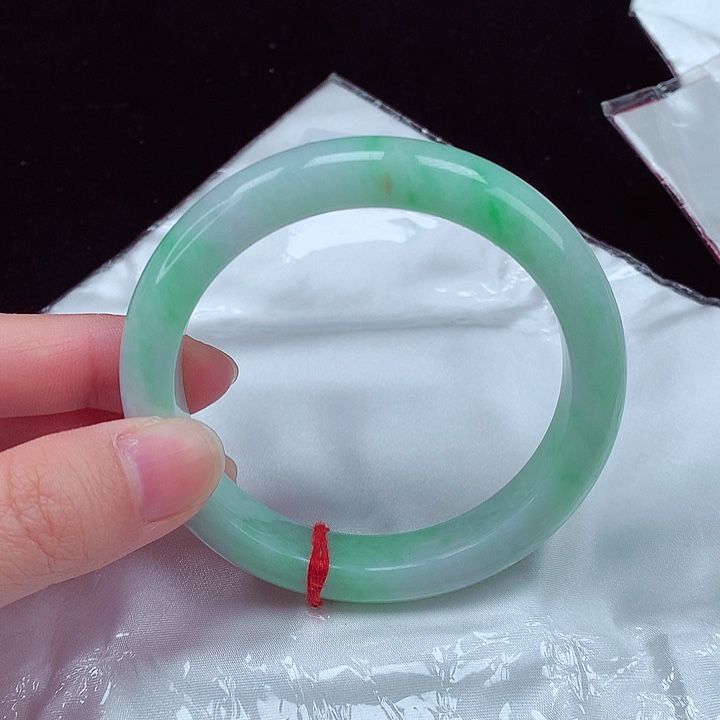 翡翠手镯未镶嵌翡翠