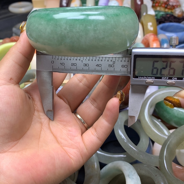 石英质玉手镯未镶嵌不*松