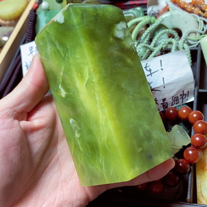 蛇纹石玉颈饰未镶嵌