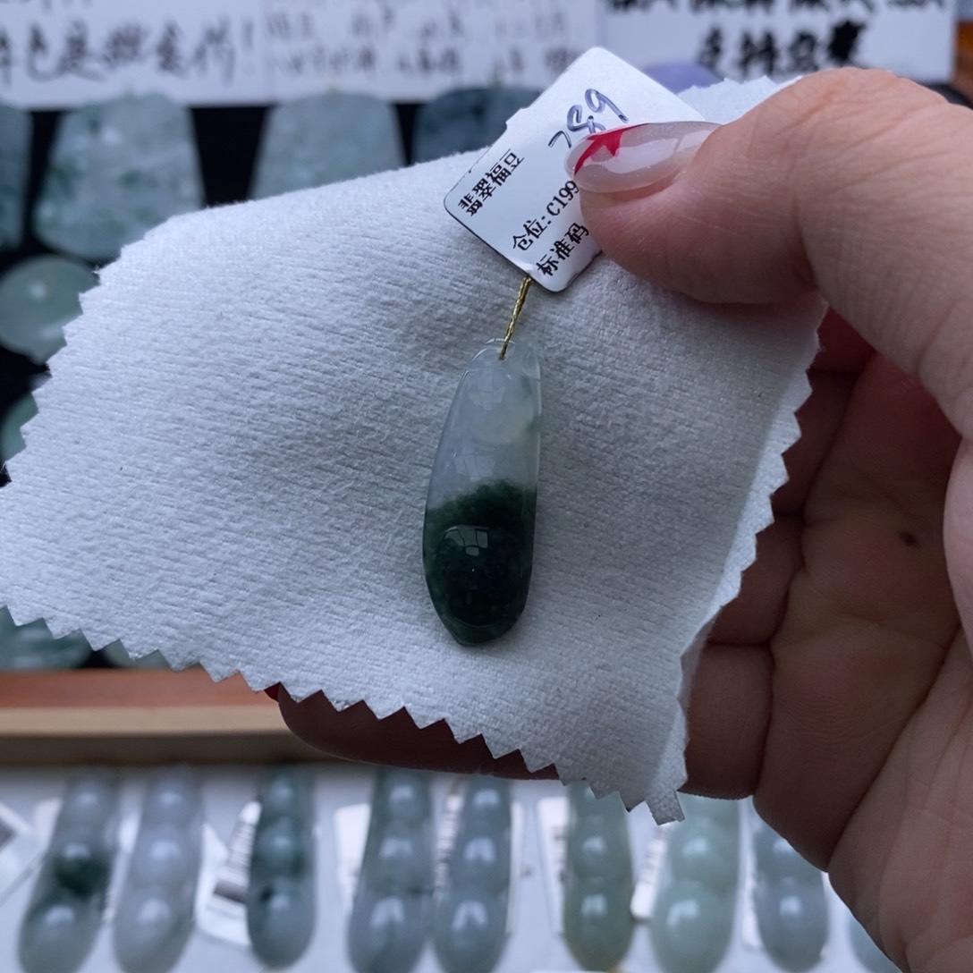 翡翠未镶嵌颈饰豆子