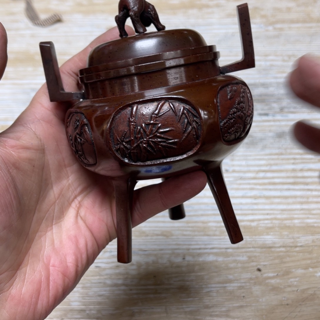 瓷片密密麻麻地排列着一