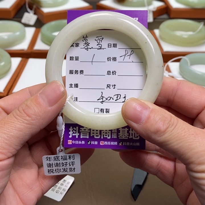 慕***雪和田玉未镶嵌手镯
