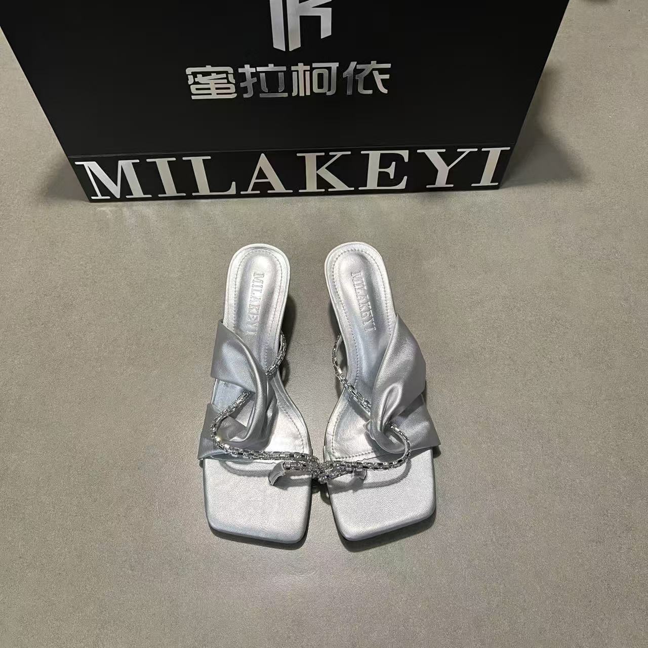 2025年春夏季新款爆款法式网红时尚水钻套趾露趾高级感细跟高跟鞋