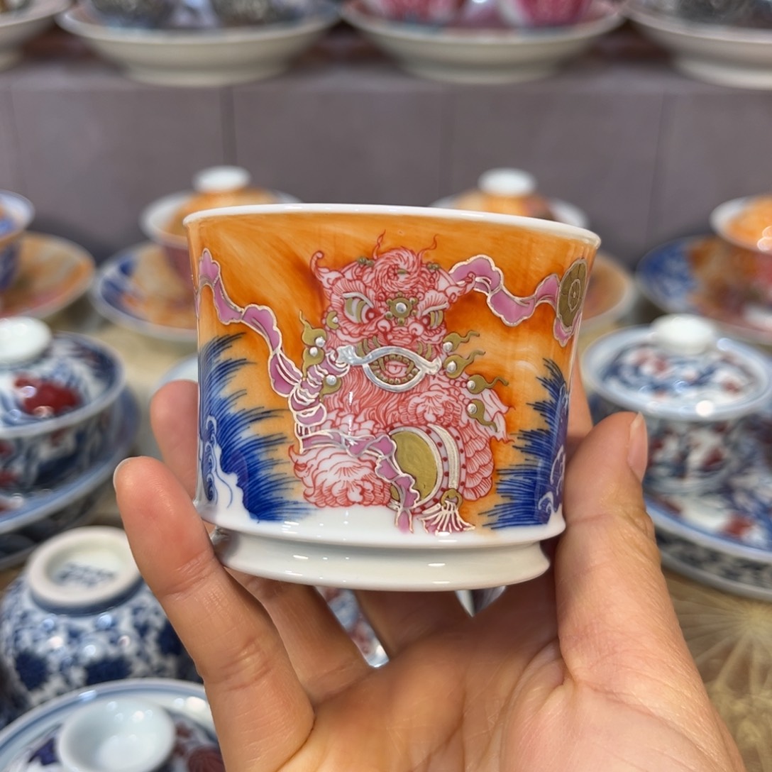青花矾红醒狮容天杯