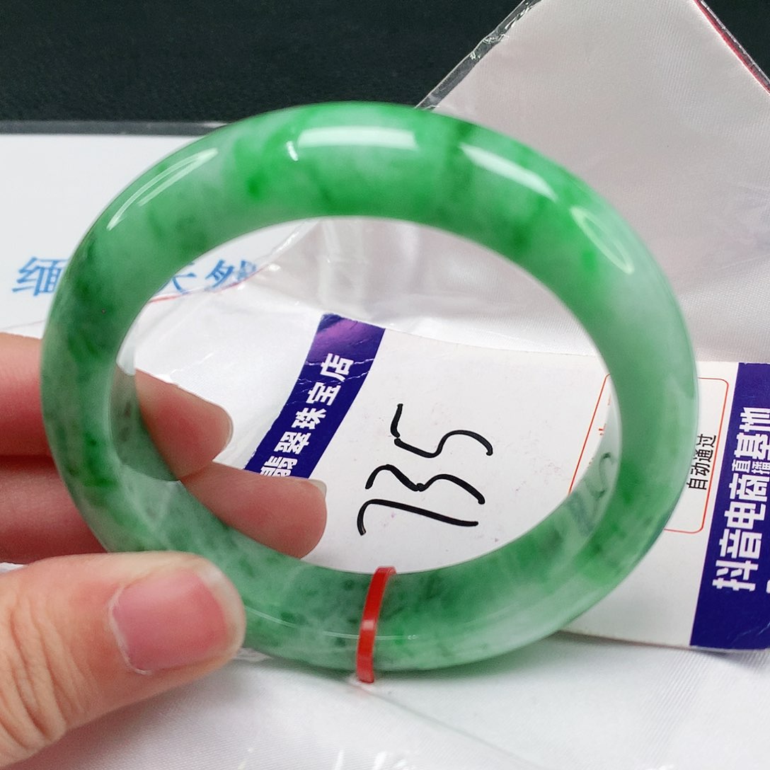 翡翠手镯未镶嵌翡翠