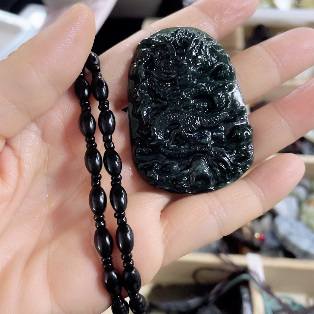 蛇纹石玉颈饰未镶嵌