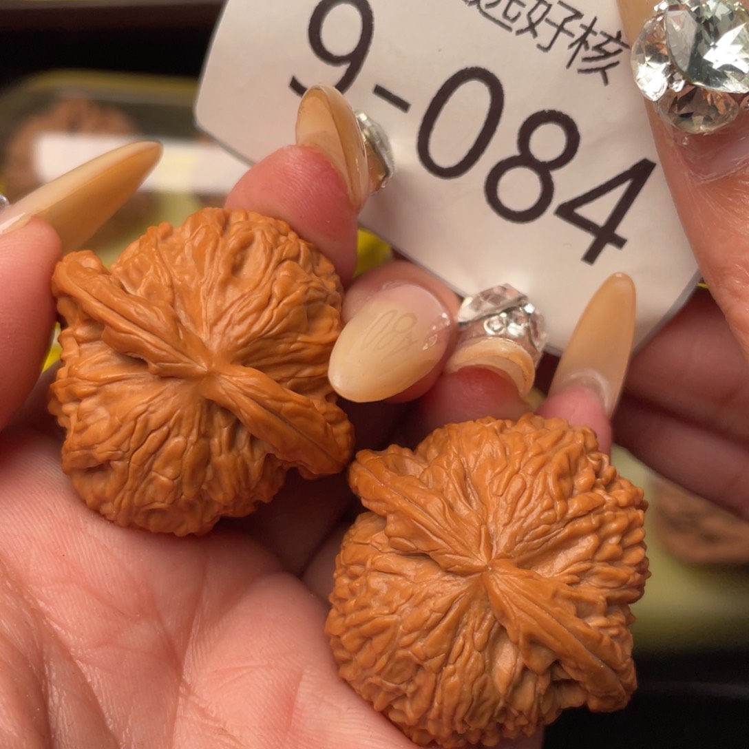 文玩核桃把件37红皮白狮子