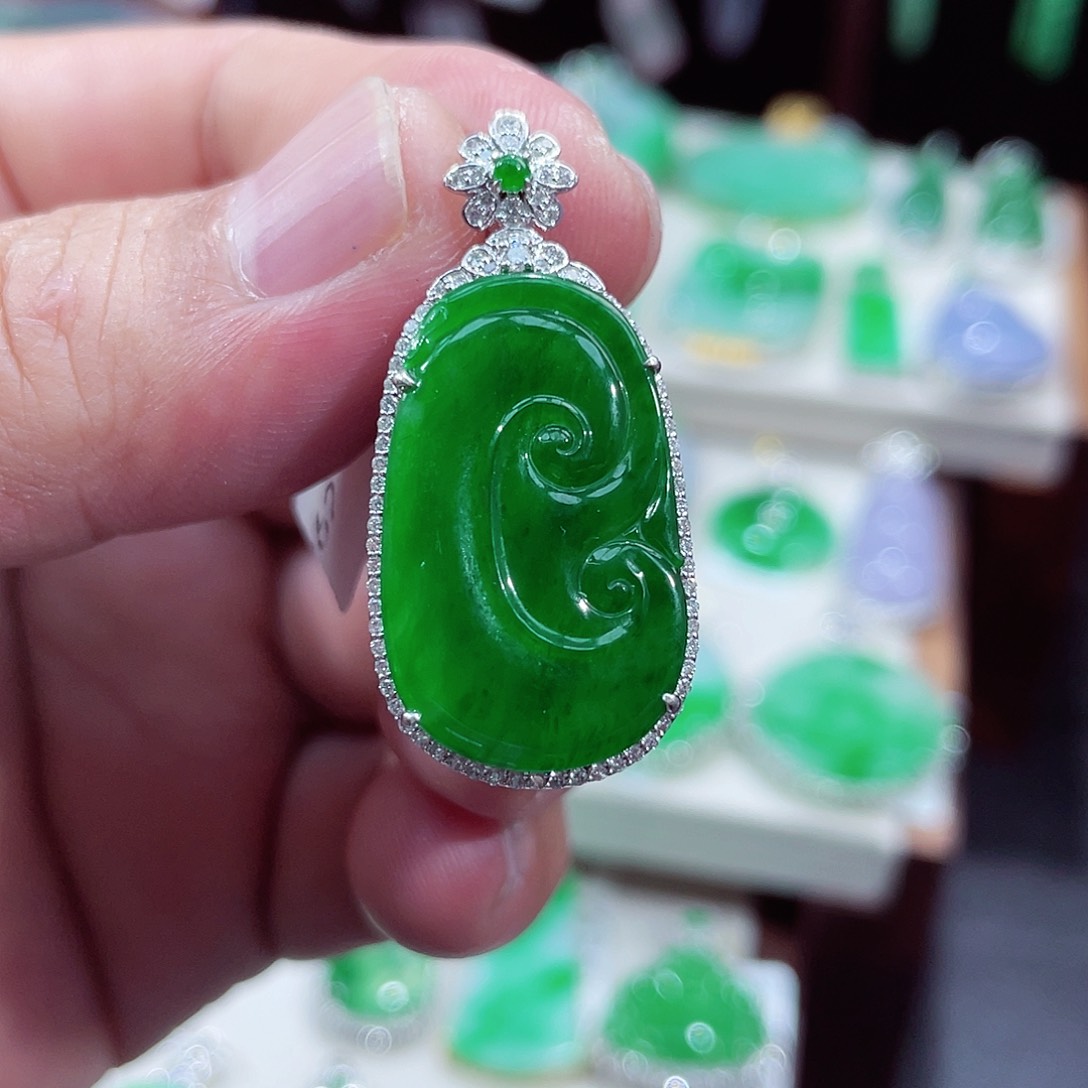 翡翠吊坠(不含链)18K金镶嵌