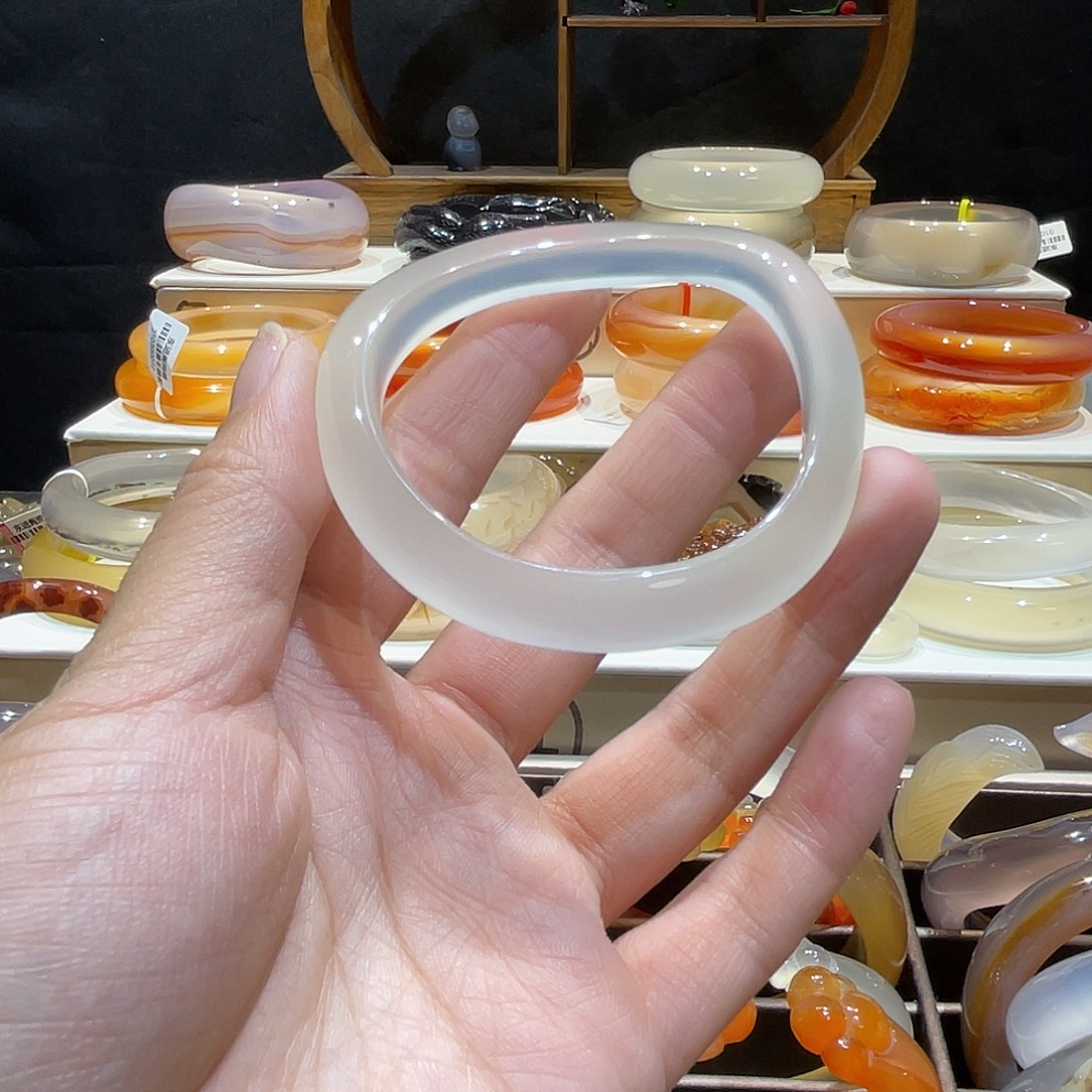 J***J玛瑙/玉髓未镶嵌手镯