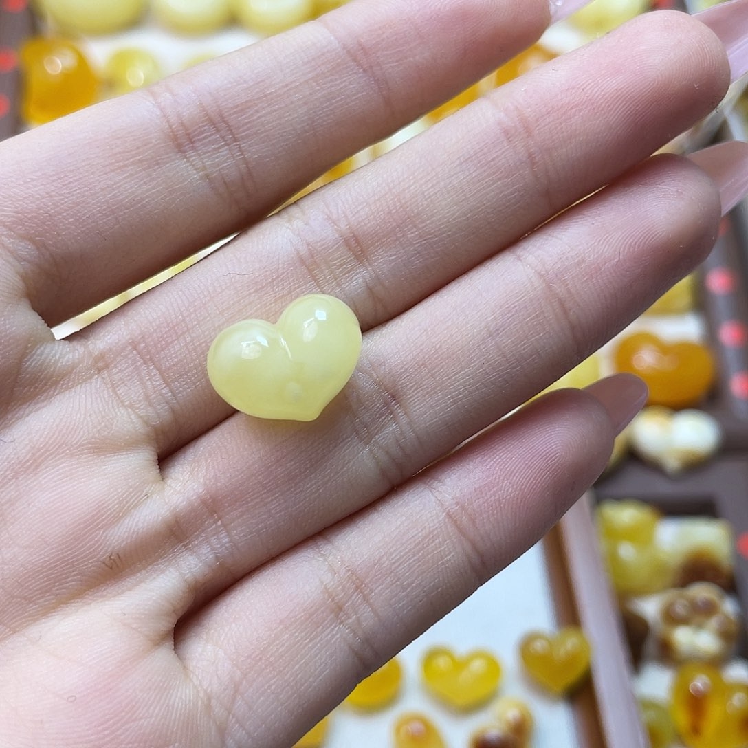 百***先琥珀未镶嵌珠宝奇石