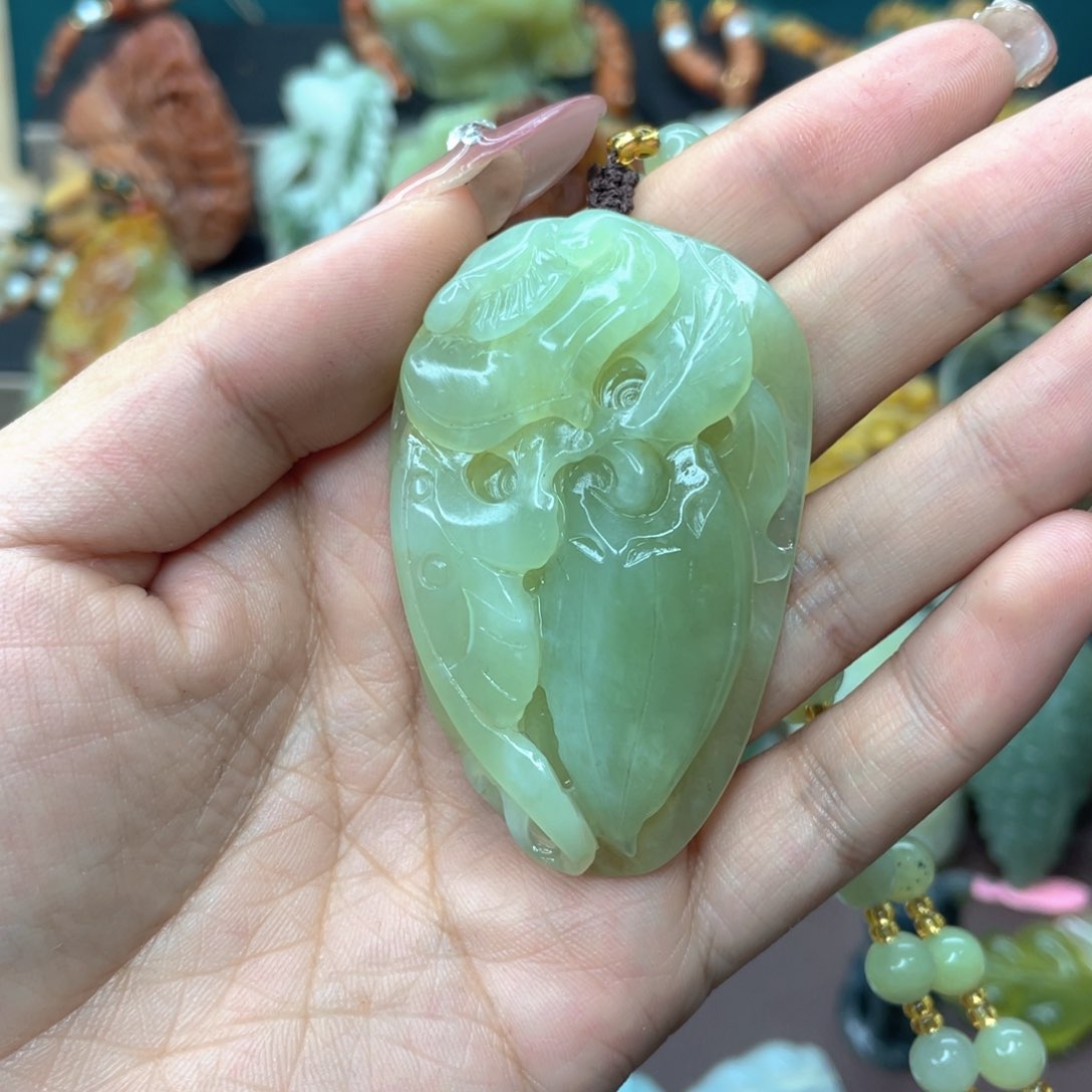 蛇纹石玉颈饰未镶嵌