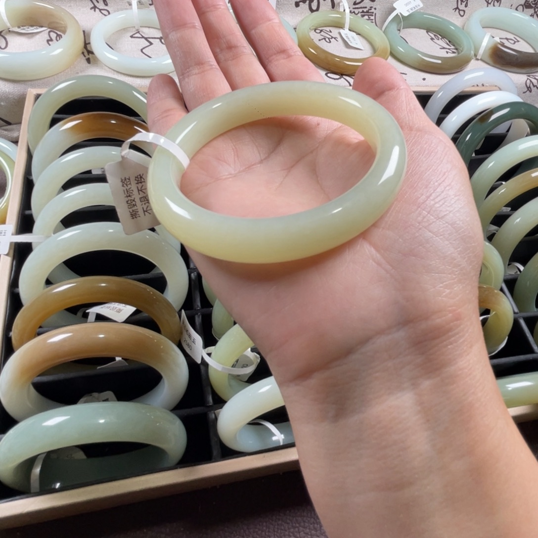 和田玉未镶嵌手镯