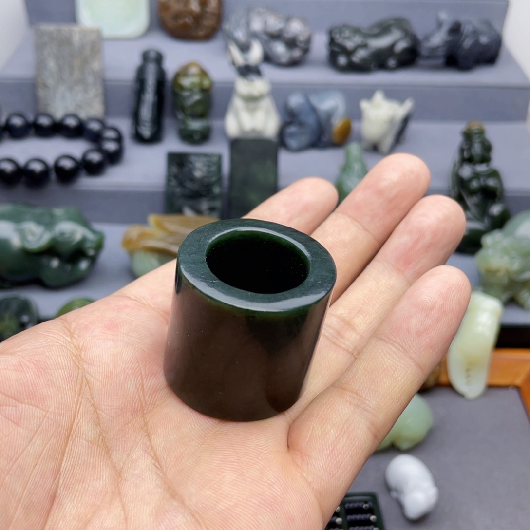 和田玉颈饰未镶嵌幸*人