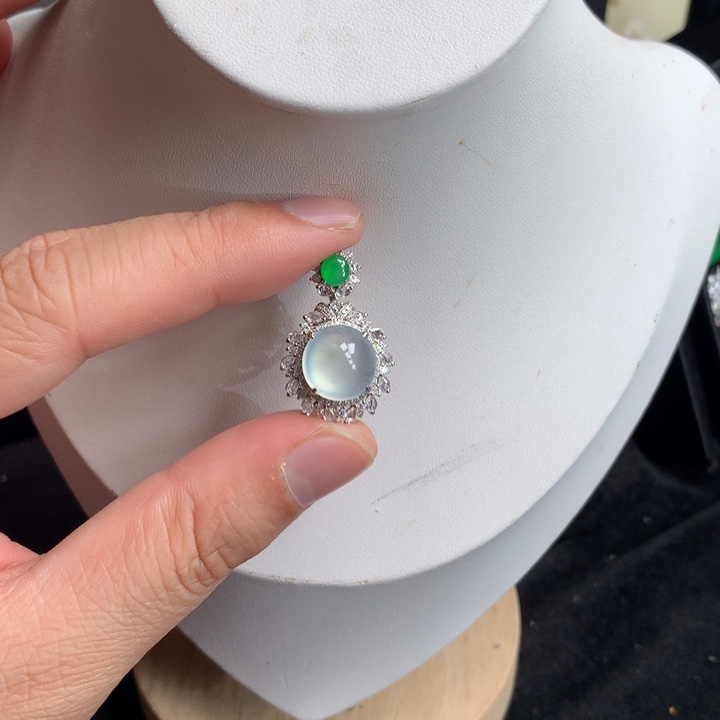 翡翠吊坠(不含链)18K金镶嵌