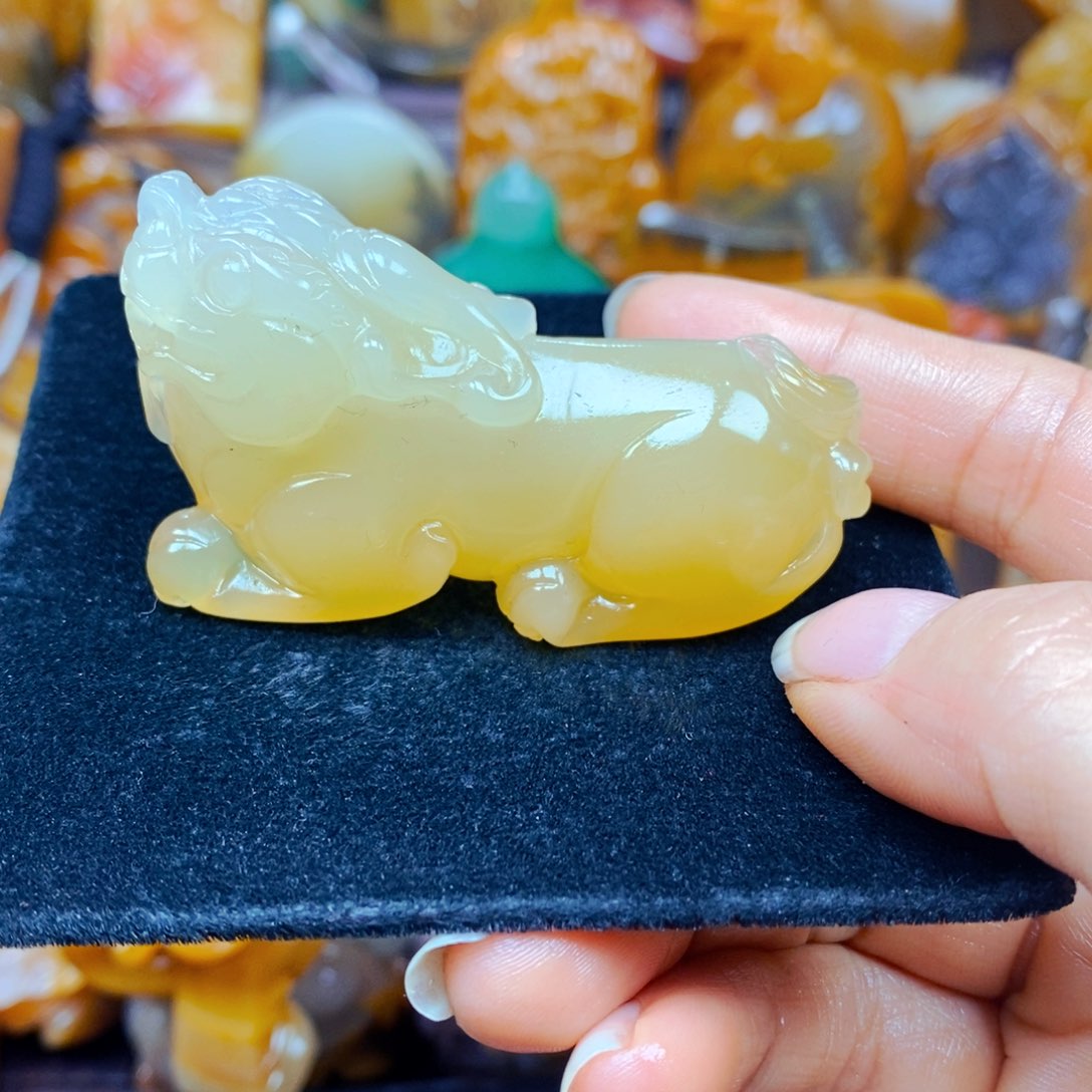 未镶嵌石英质玉（黄龙玉）颈饰