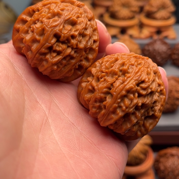 文玩核桃把件三角白 43