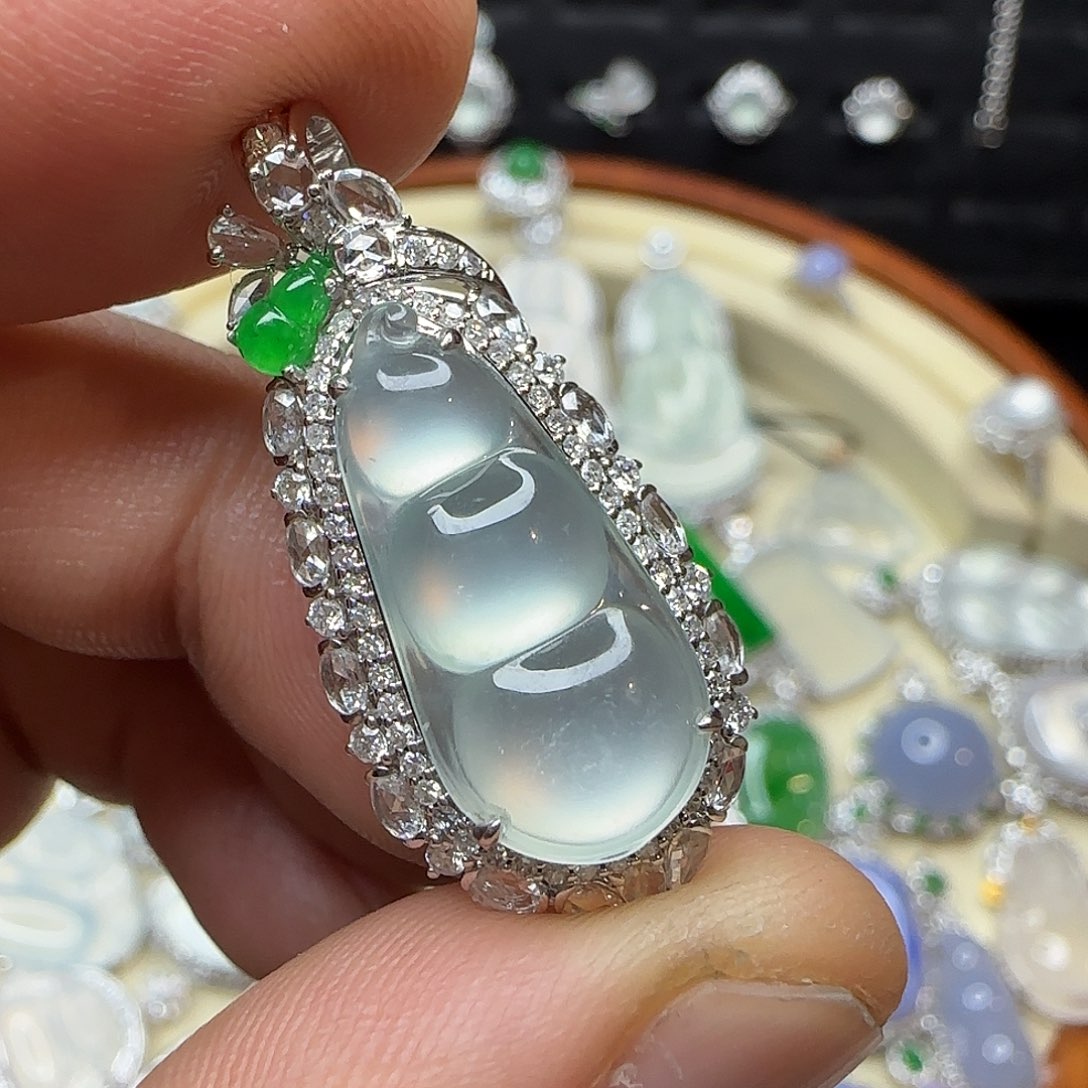 颈饰18K金镶嵌翡翠