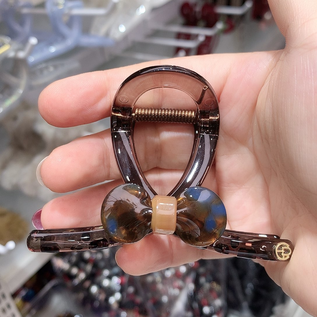 布艺非金属透咖色抓夹