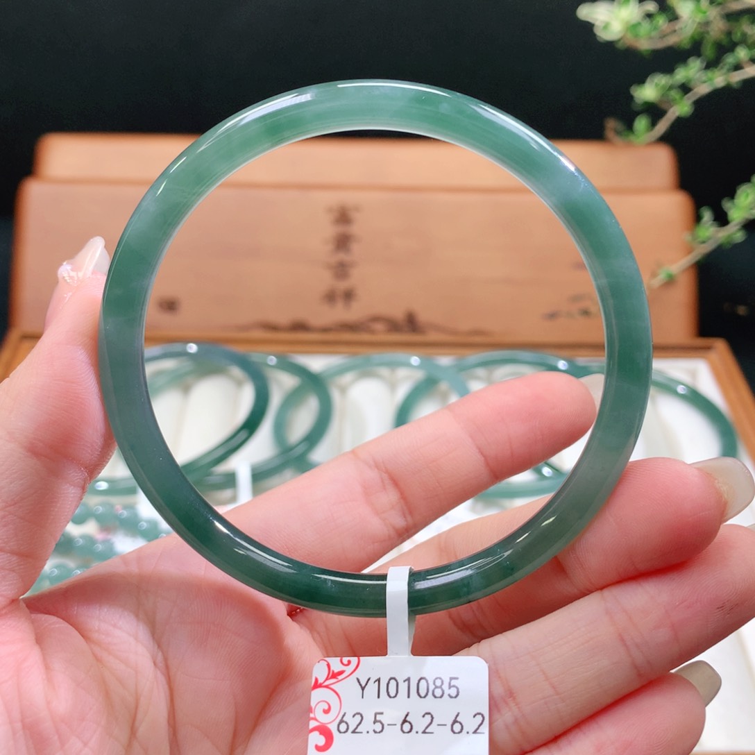 翡翠手镯未镶嵌天然