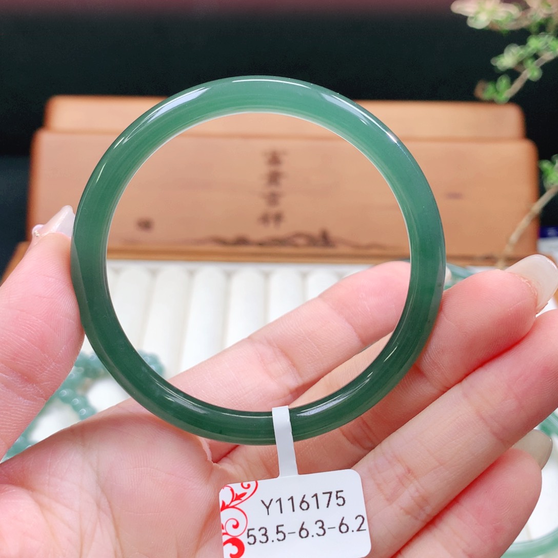 翡翠手镯未镶嵌天然