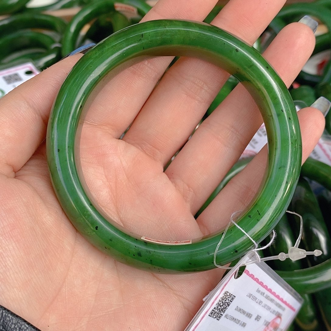 知***否和田玉（碧玉）未镶嵌手链