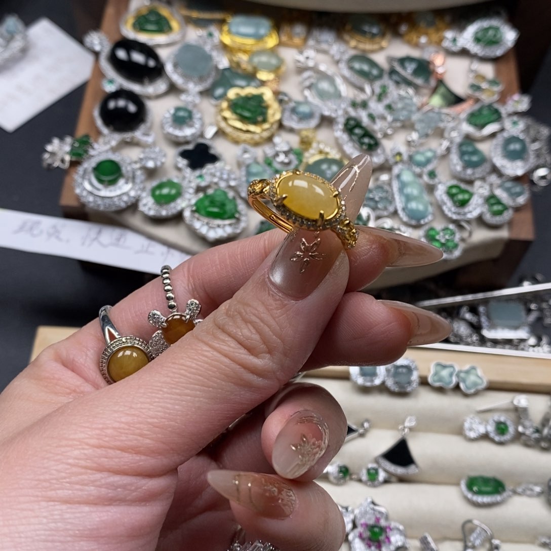 翡翠颈饰未镶嵌翡翠