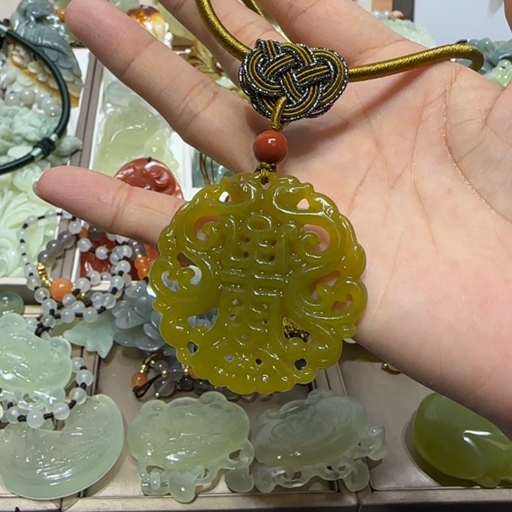 蛇纹石玉吊坠未镶嵌