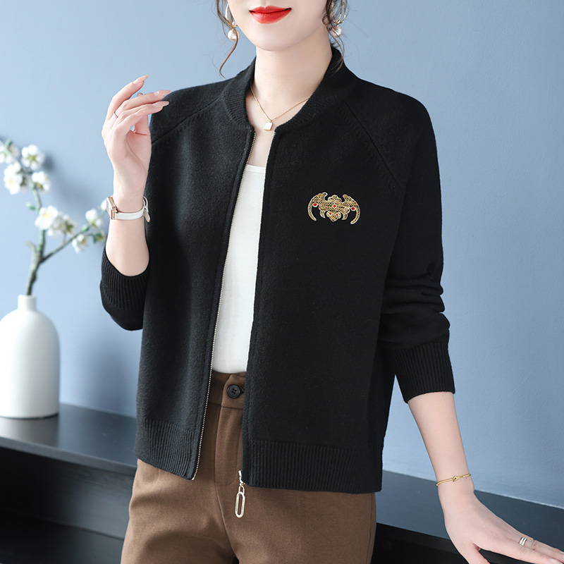 2025新款毛衣秋冬加厚女士圆棒球服衫绣花毛衣短外套外搭披肩女