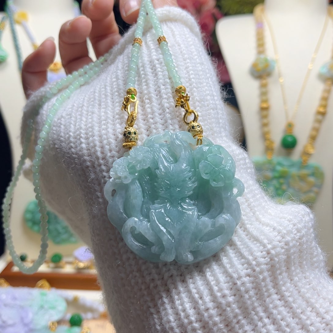 翡翠颈饰未镶嵌满绿九尾