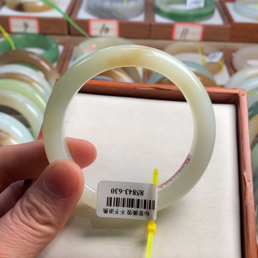 【闪购商品】和田玉手镯未镶嵌55