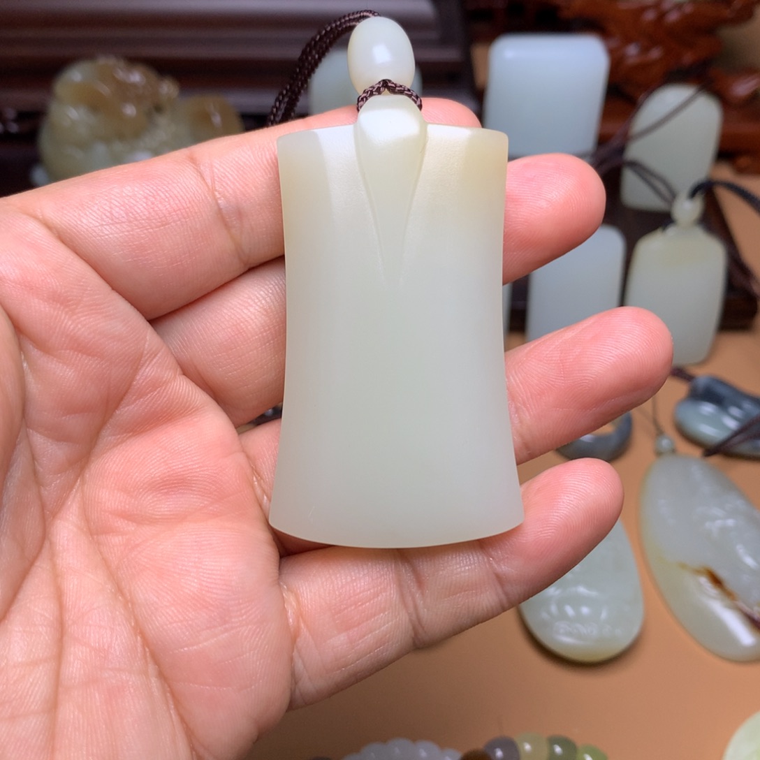 和田玉颈饰未镶嵌太**酒