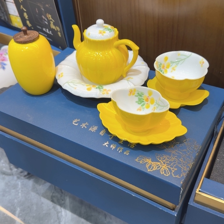 ****仙青花壶在景德镇工艺大师