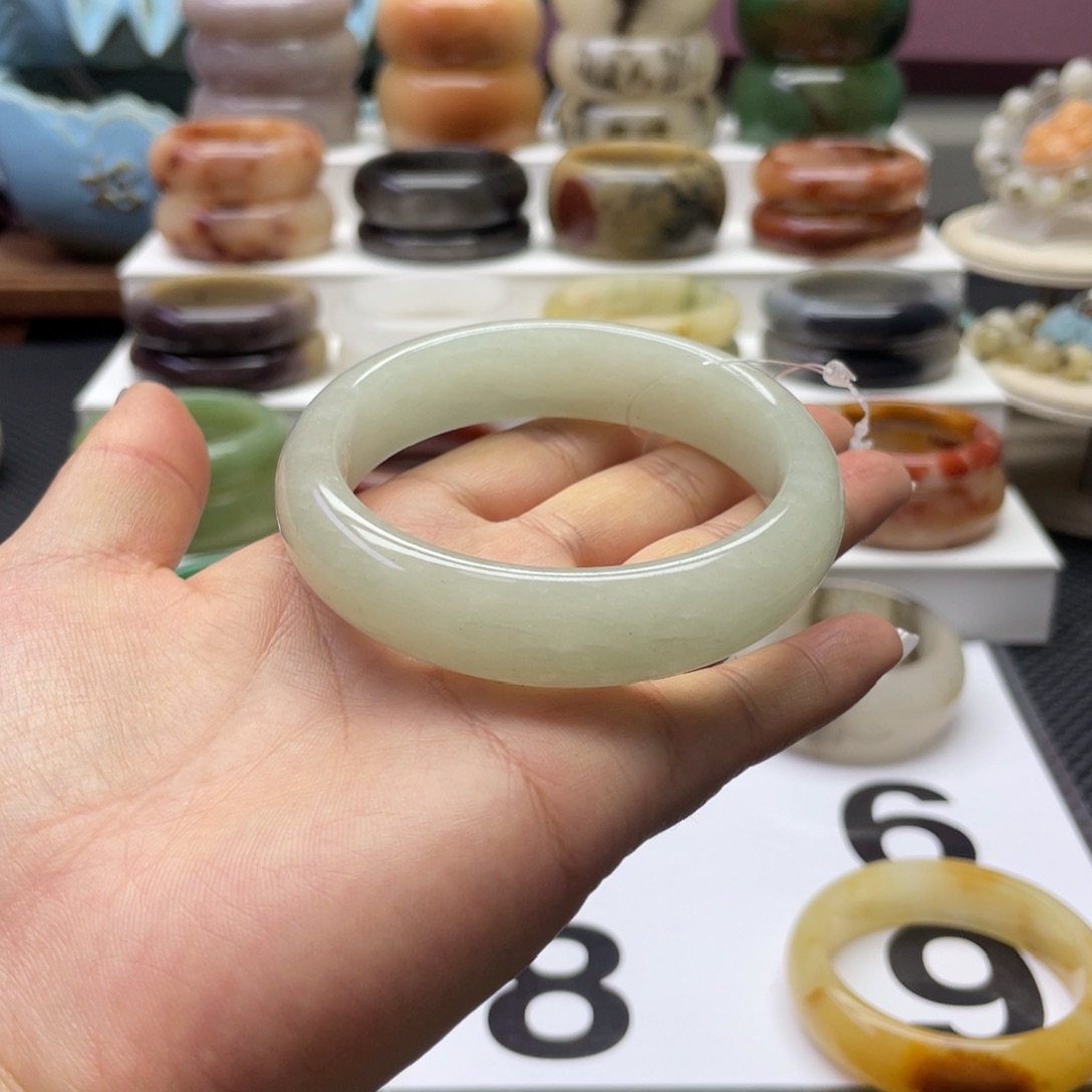 石英质玉手镯未镶嵌