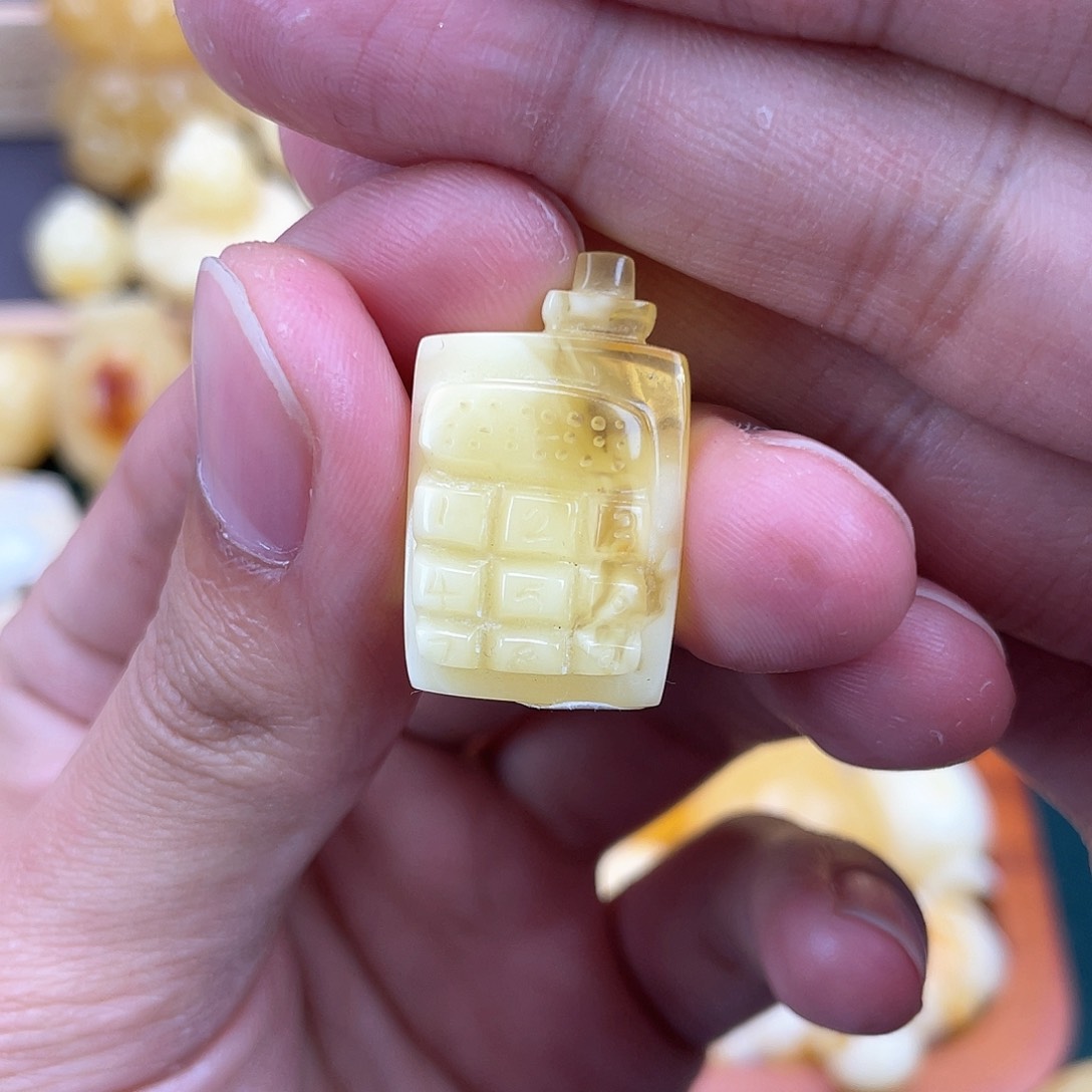 琥珀裸石未镶嵌蜜蜡