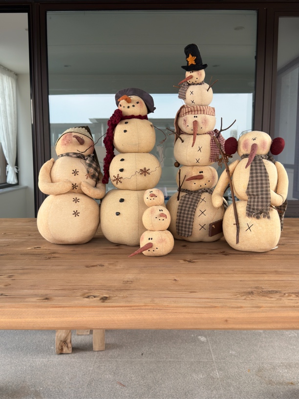 Honey and me 艺术家玩偶雪人布偶红耳套吊脚布偶最右边那个