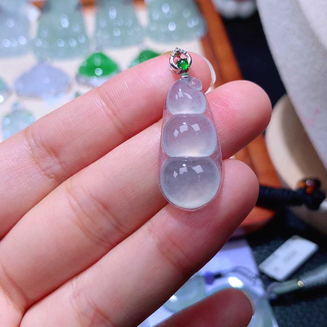 颈饰18K金镶嵌翡翠福豆