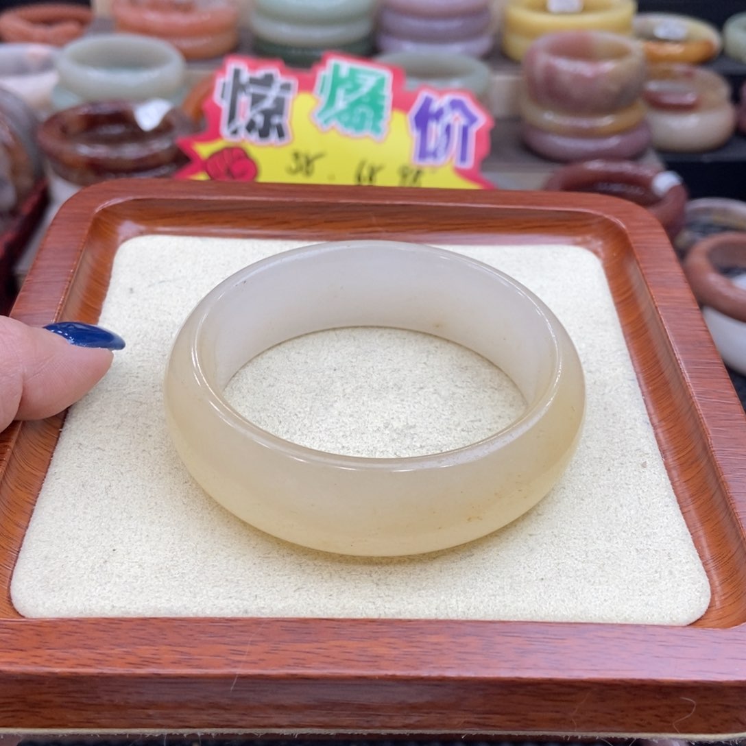 石英质玉手镯未镶嵌